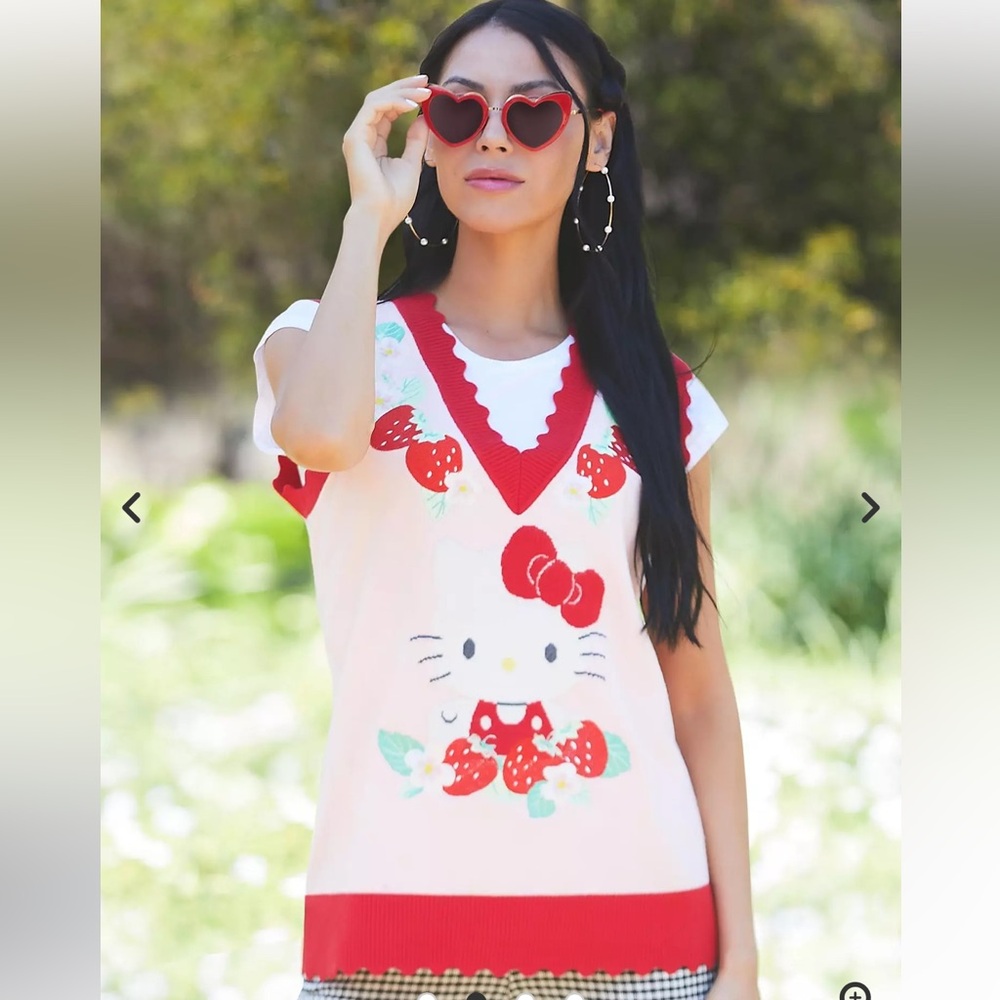 NWOT Sanrio Hello Kitty Strawberry Floral
Women's Vest - BoxLunch Exclusive - Picture 4 of 12